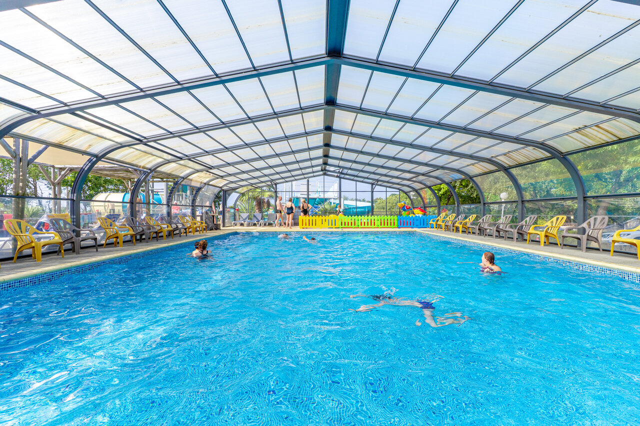 Piscine couverte chauffée du Camping L'Eve