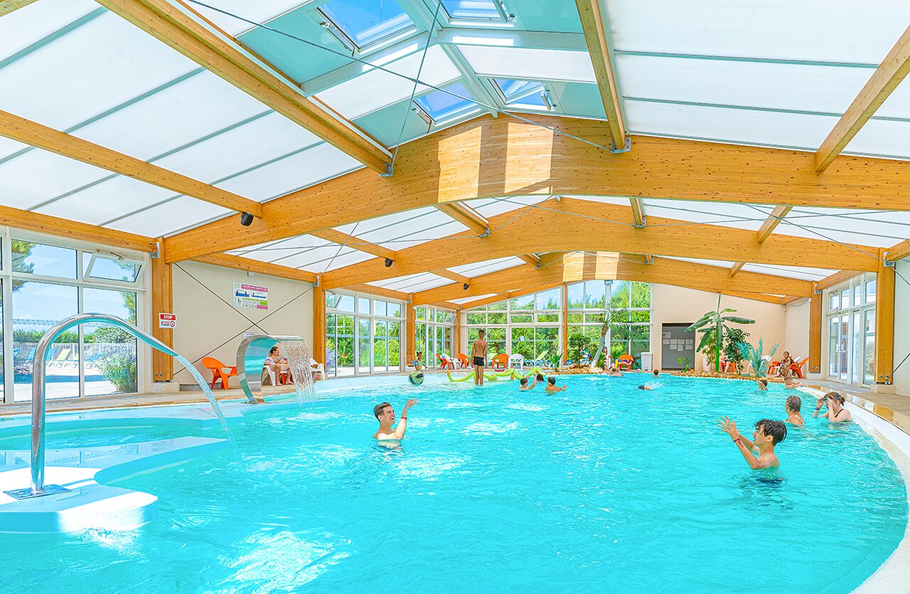 Piscine couverte chauffée du Camping La Michelière