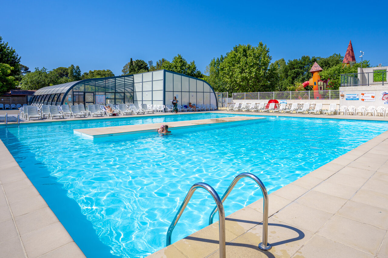 Piscine couverte chauffée du Camping Le Fréjus