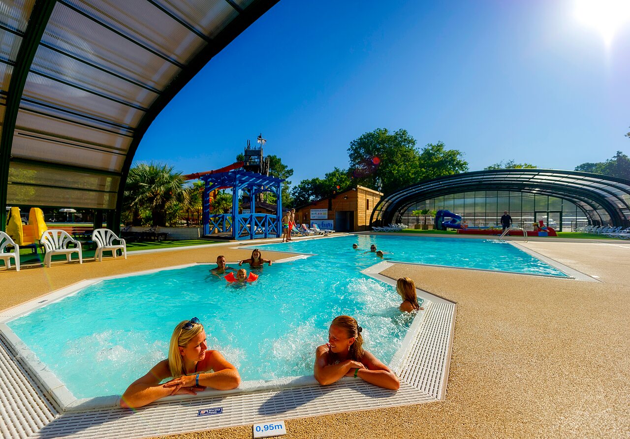 Piscine couverte chauffée du Camping Lou Puntaou