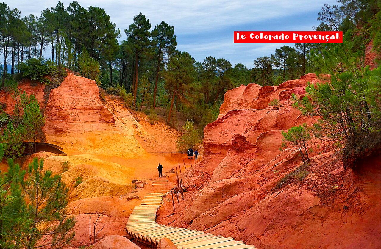 Piscine couverte chauffée du Camping Les Pinèdes du Luberon