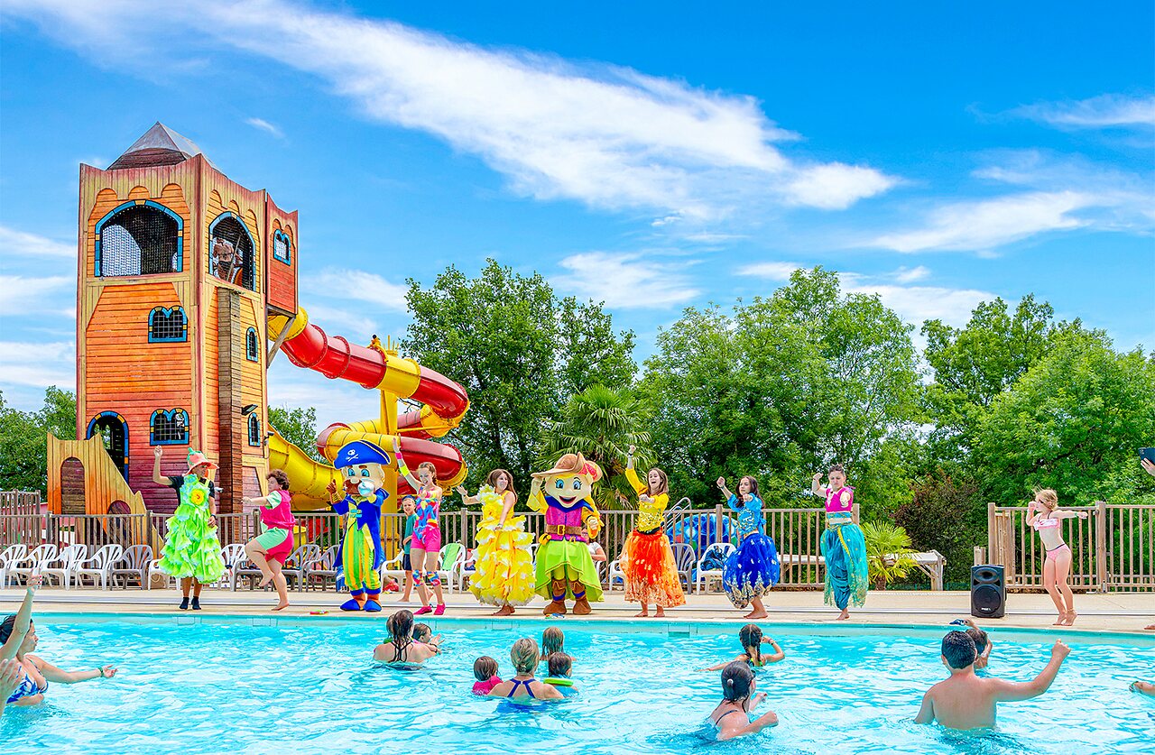Piscine couverte chauffée du Camping Roca d'Amour