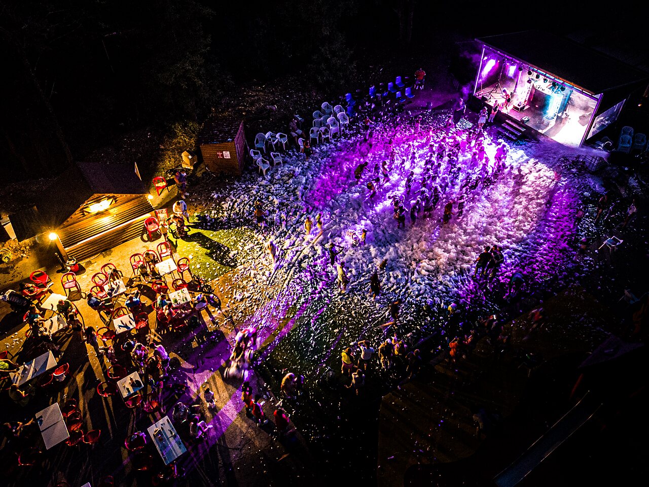 Piscine couverte chauffée du Camping Château de Boisson