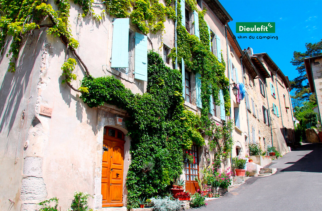 Piscine couverte chauffée du Camping Source du Jabron