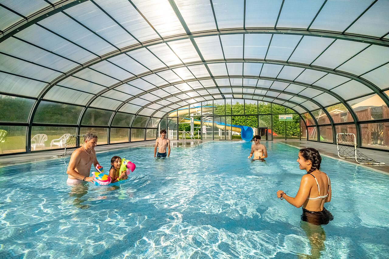 Piscine couverte chauffée du Camping Village des Meuniers