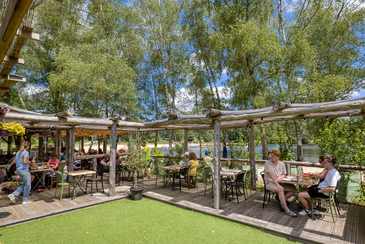 Terrasse du Camping Lac de Miel