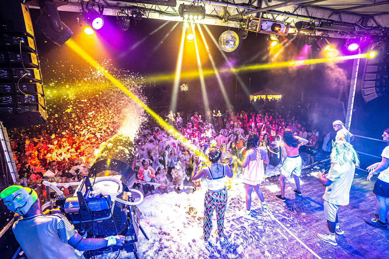Allées ombragées du Camping Fleurs d'Agde