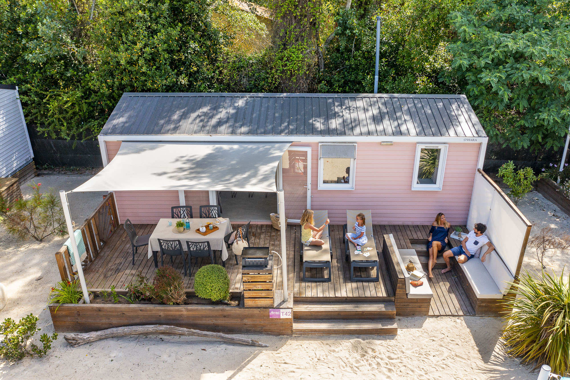 Terrasse Caïcos Premium avec lounge — Camping Californie Plage