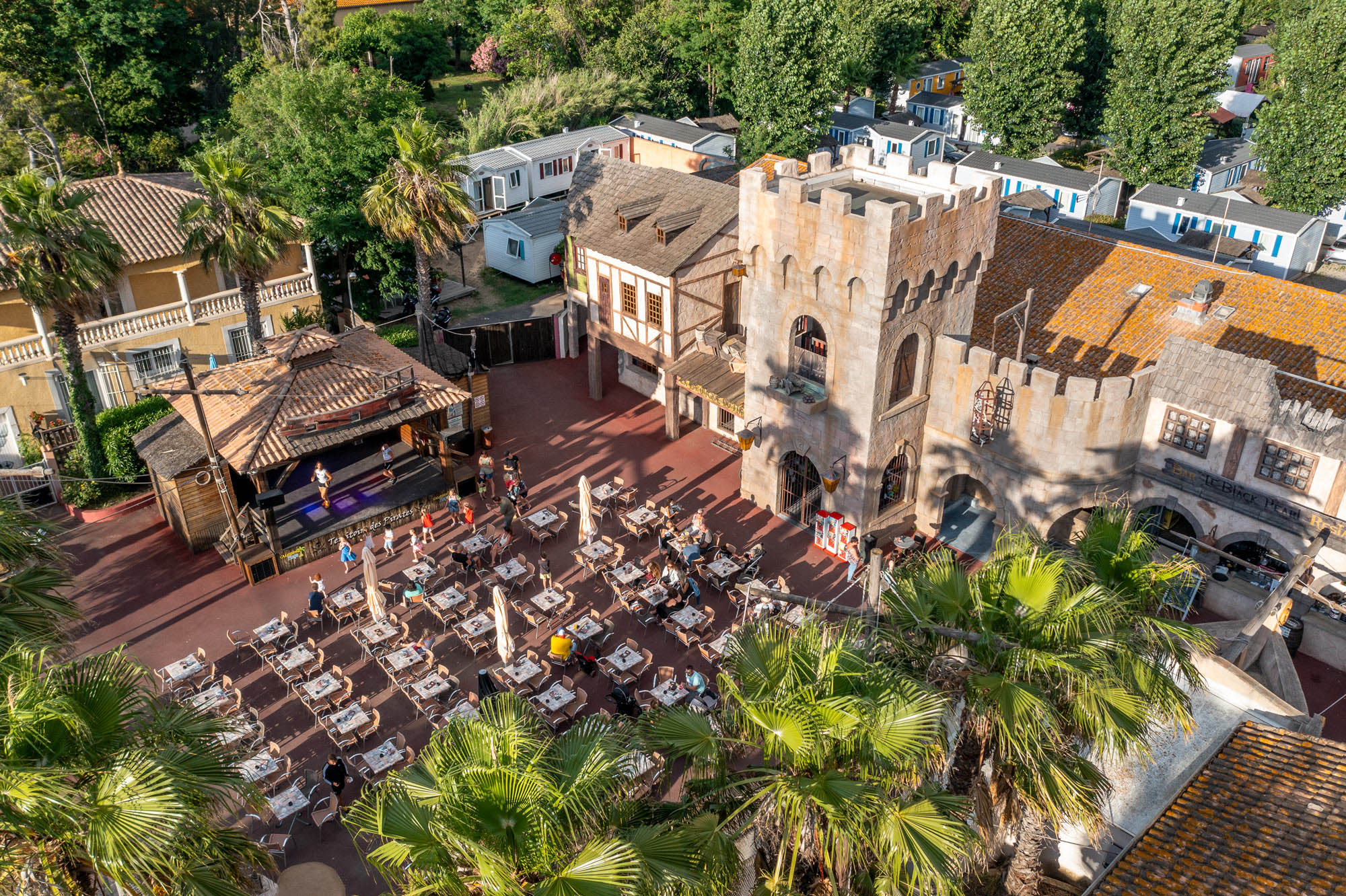 Cœur de village Camping Californie Plage - Boutique du Pirate et restaurant Le Black Pearl