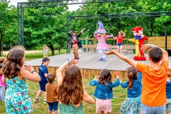 Animation enfants avec personnages costumés au camping An Trest