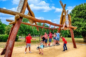 Balançoire en bois, enfants et animateurs au camping An Trest Sarzeau