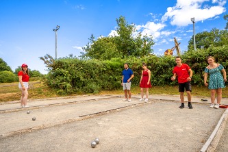 Jeunes jouant à la pétanque sur le terrain du camping An Trest