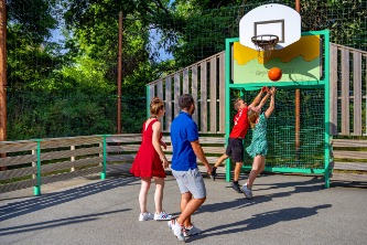 Partie de basketball sur le terrain multisport au camping An Trest