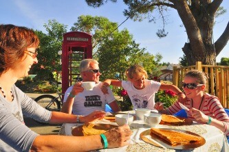 Famille dégustant des crêpes en terrasse au camping An Trest Sarzeau