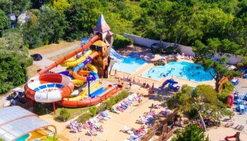 Vue parc aquatique camping An Trest Sarzeau Bretagne — toboggans et piscines chauffées