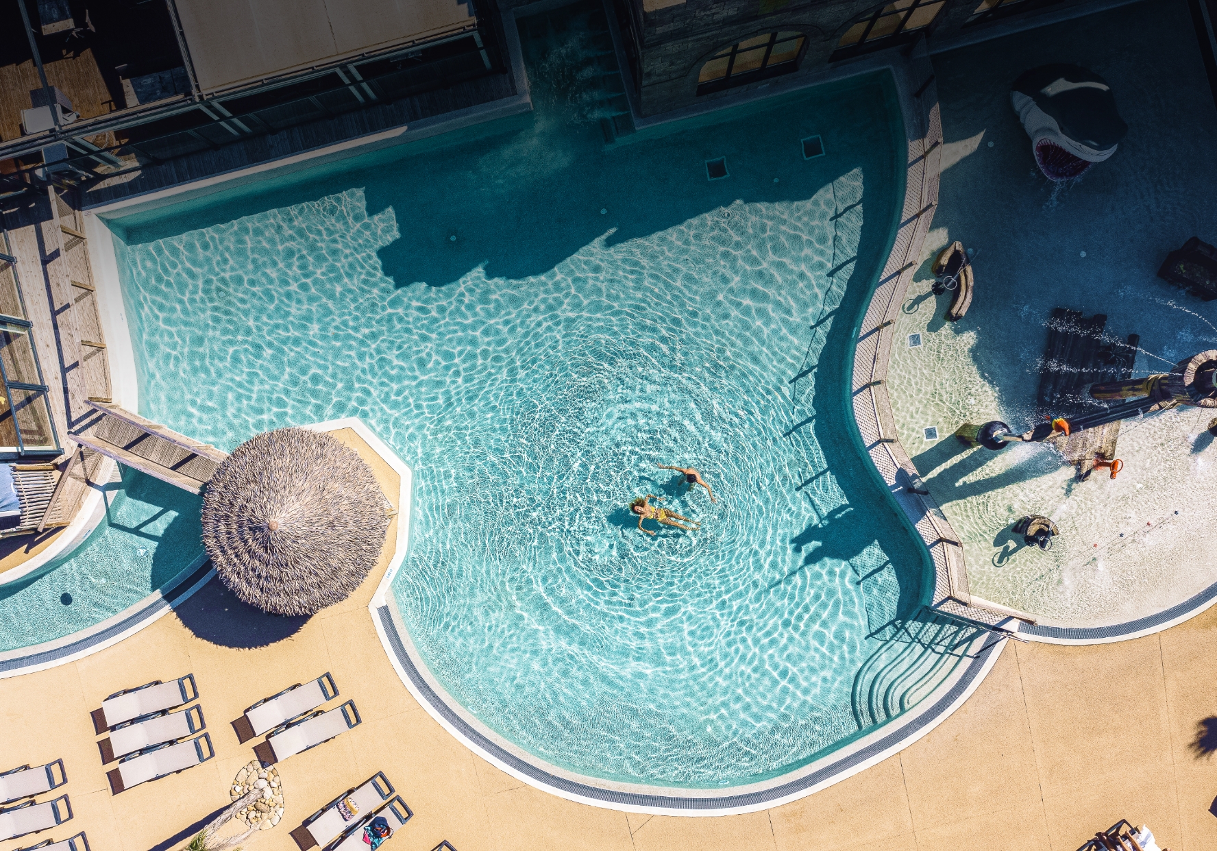 Espace aquatique avec solarium - Camping Californie Plage