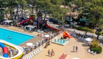 Vue piscines et toboggans aquatiques au camping Arbois du Castellet à Le Castellet, Var
