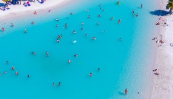 Vue piscine lagon et toboggans au camping Atlantique Parc 5★ à La Palmyre
