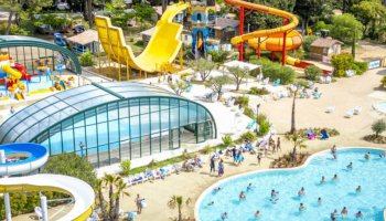 Vue piscines et toboggans aquatiques au camping Le Beauregard à Mornas, Vaucluse