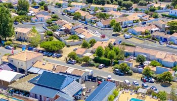 Vue piscine et toboggans au camping Bel Air à Aiguillon-sur-Mer, Vendée