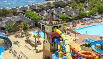 Vue piscine et toboggans au camping Le Boucanet au Grau-du-Roi, Gard