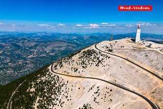 Sommet du Mont Ventoux, son observatoire et route sinueuse en Provence.