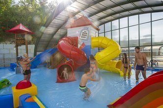 Piscine couverte, toboggans au Camping Carpe Diem parc aquatique à Vaison-la-Romaine.