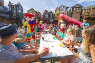 Mascotte, jeux et bar au Camping Carpe Diem parc aquatique à Vaison-la-Romaine.