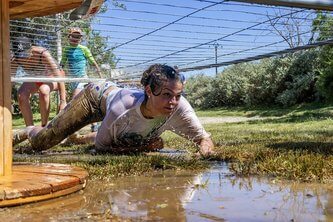 Parcours d'obstacles boueux, amusement au Camping Carpe Diem parc aquatique à Vaison-la-Romaine.