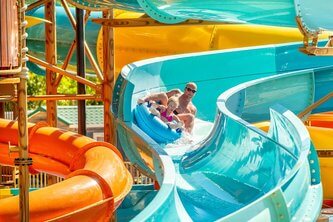 Toboggan aquatique, père et enfant sur bouée, Carpe Diem Vaison-la-Romaine.