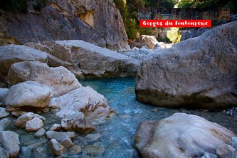 Gorges du Toulourenc, rivière naturelle et rochers près de Vaison-la-Romaine (84).