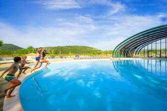 Piscine extérieure, famille joyeuse au Camping Carpe Diem parc aquatique à Vaison-la-Romaine.