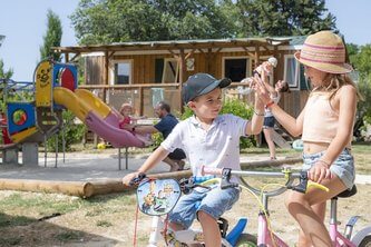Aire de jeux enfants au Camping Carpe Diem parc aquatique à Vaison-la-Romaine.