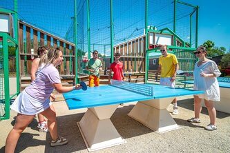 Jeunes jouant au ping-pong extérieur au Camping Carpe Diem parc aquatique (84).