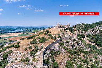Forteresse médiévale de Mornas, site historique à visiter près de Vaison-la-Romaine.
