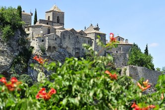 Village médiéval perché, lieu historique à visiter près de Vaison-la-Romaine.