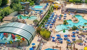 Vue panoramique du Camping Carpe Diem parc aquatique à Vaison-la-Romaine