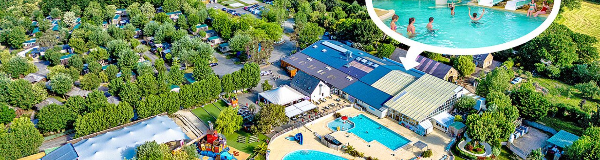 Vue piscine et toboggans au camping Le Cénic à Pénestin, Morbihan