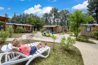Mobil-homes et aire de jeux au camping Le Beauregard à Mornas