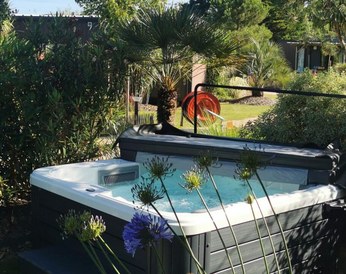 Hébergement Sunêlia Grand Luxe 6 personnes 3 chambres 2 sdb avec Jacuzzi privatif au Camping Sunêlia Les Pins à Argelès-sur-Mer