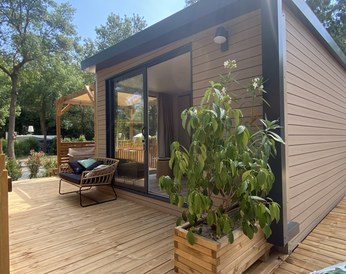 Hébergement Sunêlia Luxe 2 personnes 1 chambre 1 sdb au Camping Sunêlia Les Pins à Argelès-sur-Mer