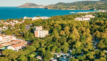 Vue panoramique du Camping Sunêlia Les Pins à Argelès-sur-Mer face aux Albères