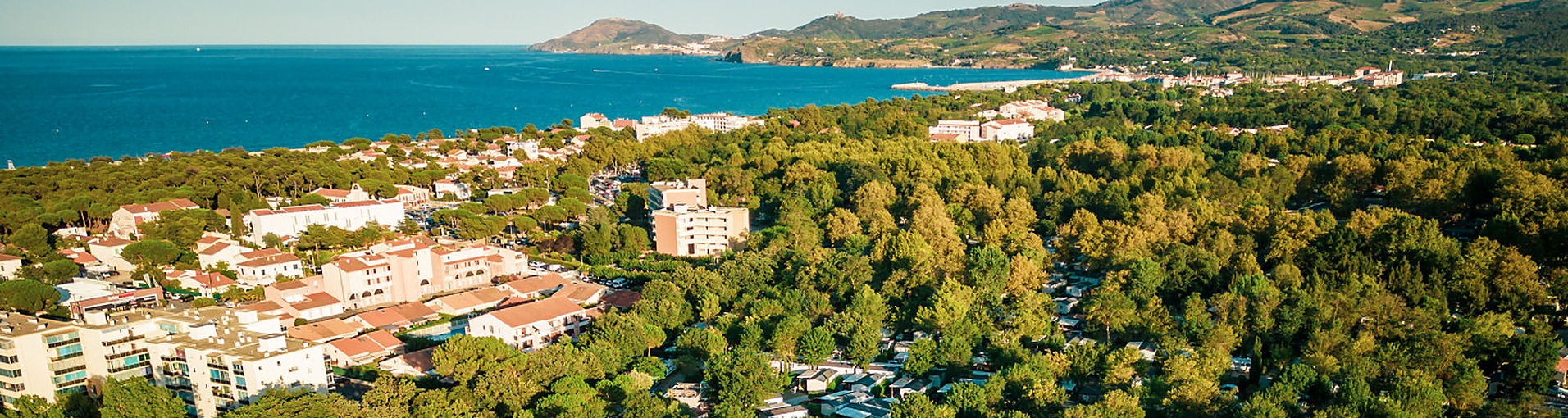 Vue panoramique du Camping Sunêlia Les Pins à Argelès-sur-Mer face aux Albères